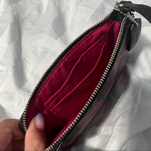 Coach wristlet - Picture 2 of 5